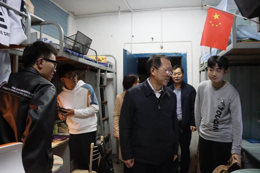 陶书记到员工宿舍与员工谈心谈话1